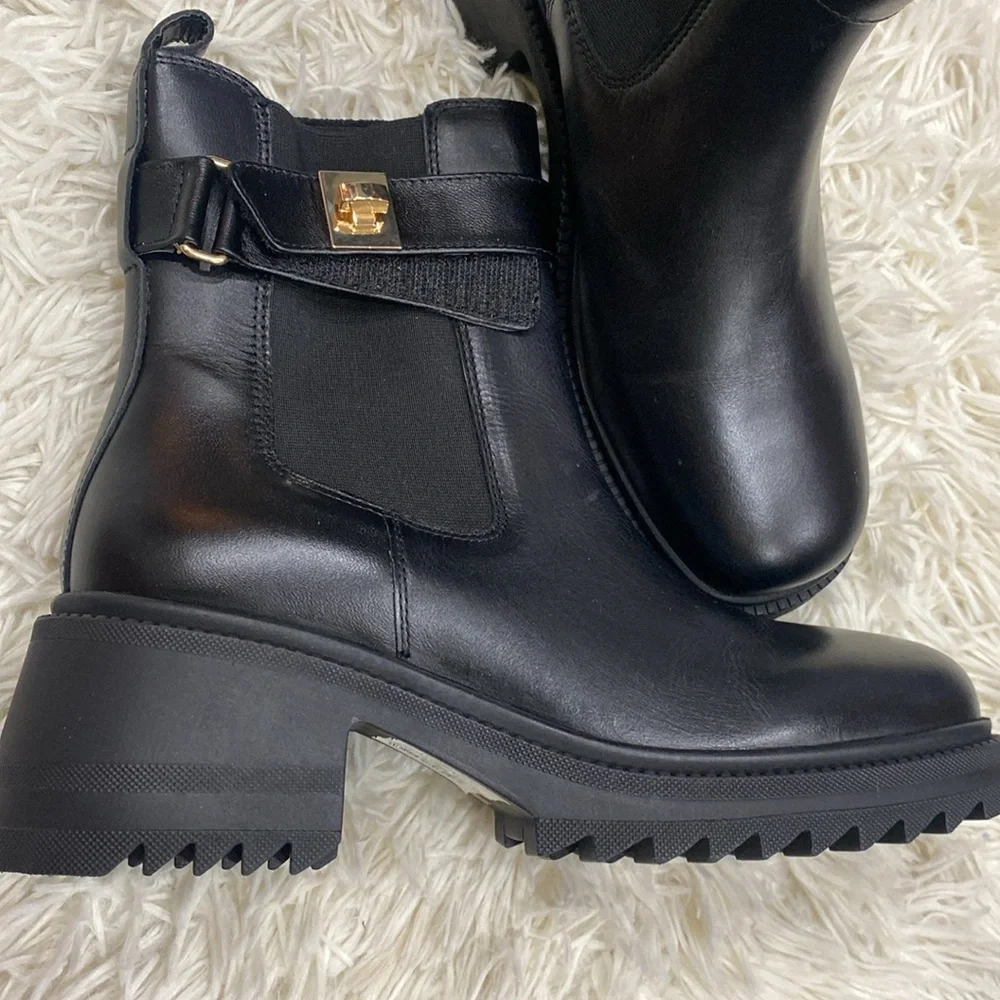 Steve Madden Gates Bootie in Black Distressed